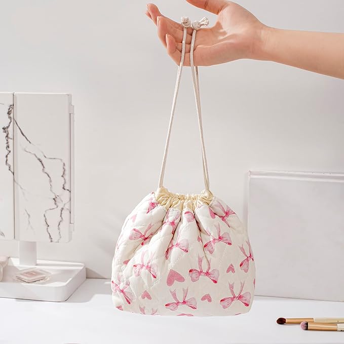 uekeboag Cotton Quilted Drawstring Makeup Bag with Canvas Lining,Coquette Aesthetic Cute Travel Toiletry Bag,Drawstring Gift Bag for Women and Girls（14Heart Bow）